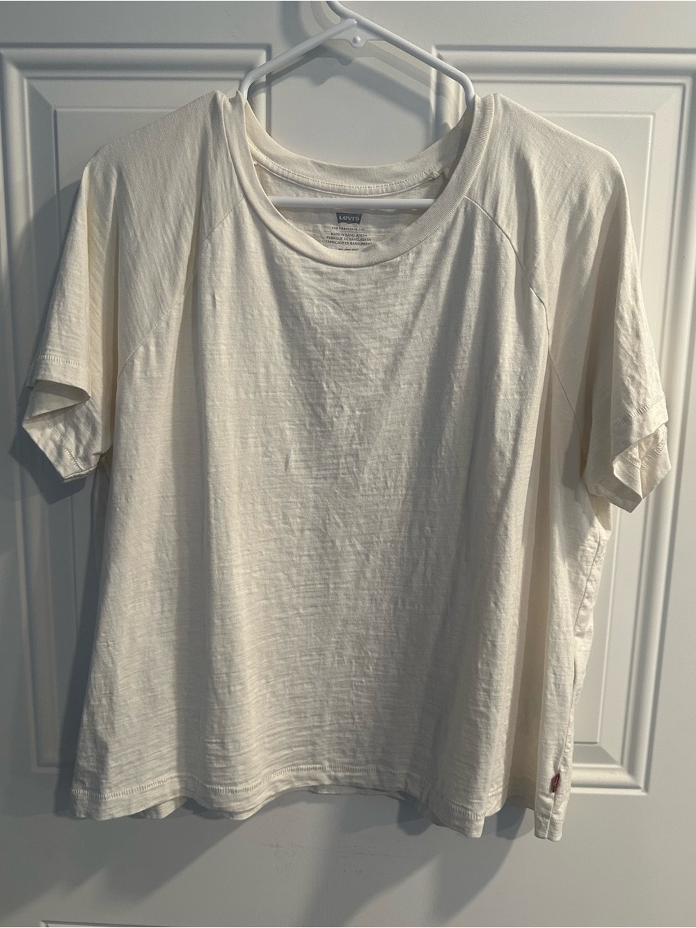 Levi’s women’s cream off white relaxed fit T-shirt XL